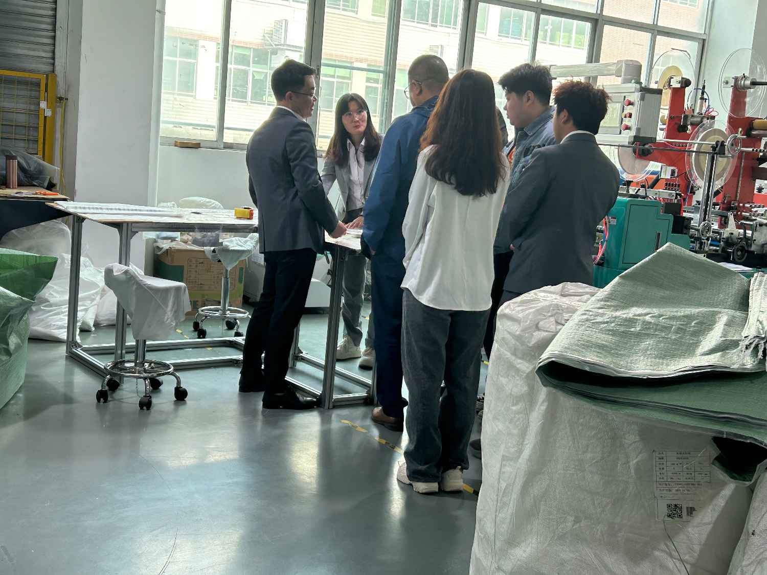 國際合作伙伴深度考察，共謀發(fā)展 —— 外國客戶訪問久信達科技生產(chǎn)車間(圖3)