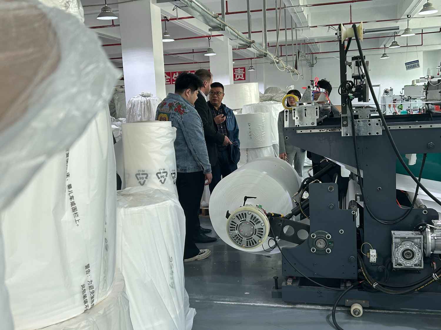國際合作伙伴深度考察，共謀發(fā)展 —— 外國客戶訪問久信達科技生產(chǎn)車間(圖4)