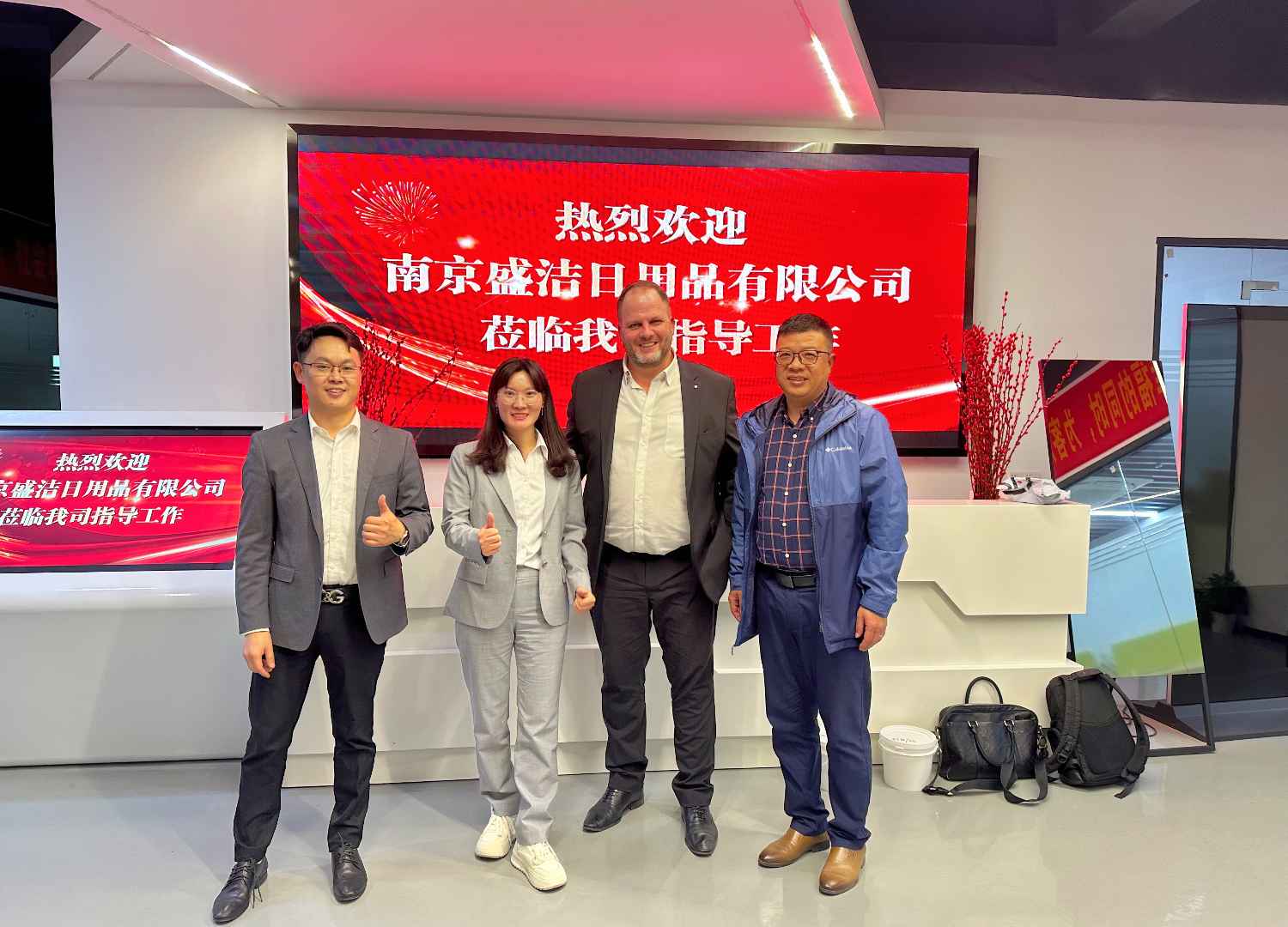 國際合作伙伴深度考察，共謀發(fā)展 —— 外國客戶訪問久信達科技生產(chǎn)車間(圖1)